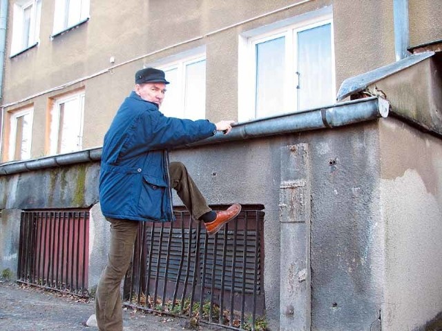Wystarczy zrobić solidny krok, by znaleźć się na daszku, który jest na wysokości moich okien &#8211; pokazuje Andrzej Stecki, mieszkaniec bloku komunalnego przy ul. Armii Krajowej