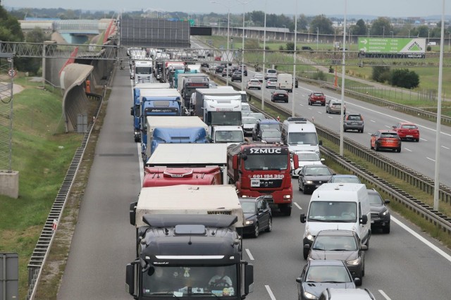 W piątek natężenie ruchu w godzinach popołudniowych jest o wiele większe niż zazwyczaj. Korkuje się na A4, AOW i wschodniej obwodnicy.