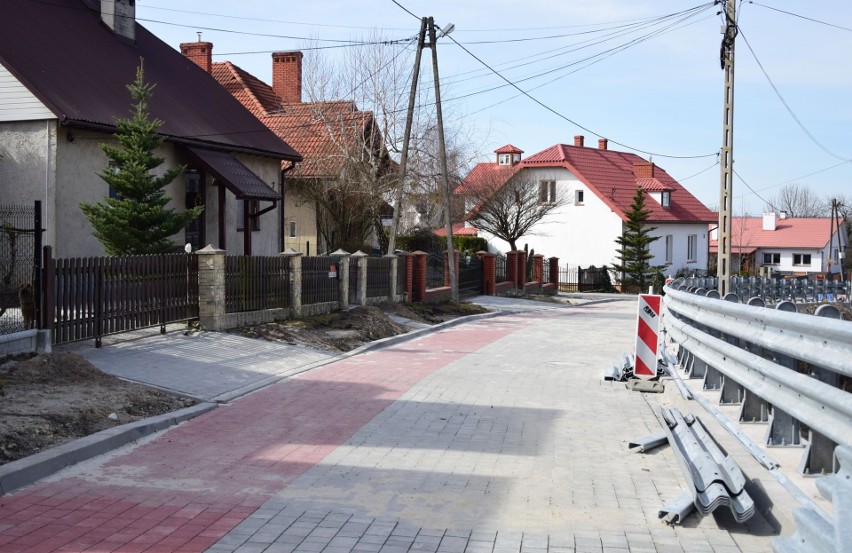 Zabezpieczanie osuwiska i przebudowa ulic w Tarnobrzegu dobiega końca. Zbudowano nowy mur oporowy. Zobacz zdjęcia