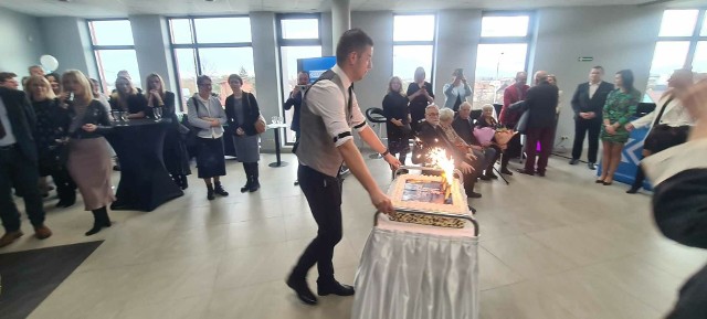 Firma Koordynacja z Radomia świętowała swoje piętnaste urodziny. Nie mogło zabraknąć tortu. Więcej na kolejnych zdjęciach