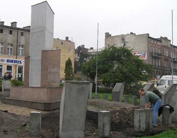 Przy porządkowaniu terenu wokół pomnika  społecznie pracował wczoraj p. Kazimierz  Autryb.