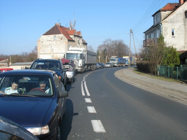 Przez remont drogi w Serbach tworzą się wielokilometrowe kroki, przejazd przez wieś zajmuje nawet 40 minut.