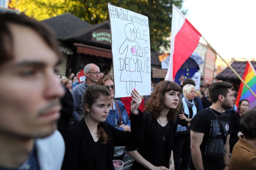 Strajk kobiet w Krakowie. Protestowano przeciwko zakazowi...