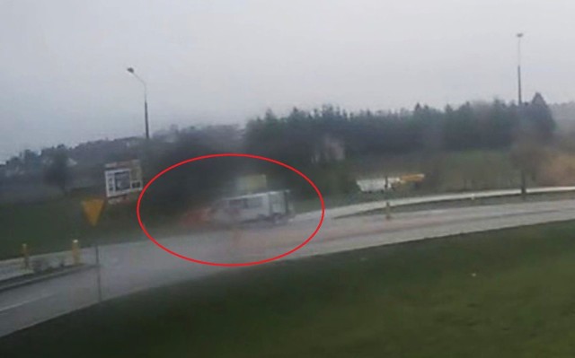 Wypadek w Zakręciu (gmina Krasnystaw). Zdarzenie zarejestrowała kamera monitoringu