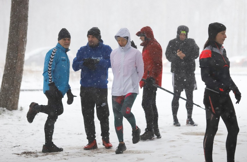 Uczestnicy Parkrunu Toruń pokonali pięć kilometrów w śniegu