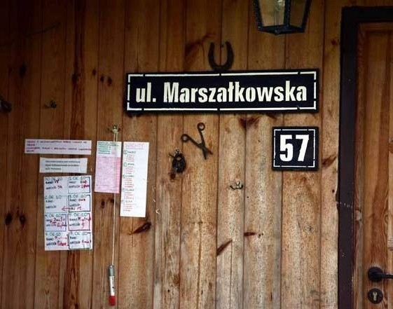 Nie widać alarmów, kamer. Na drzwiach domu żartobliwy szyld: Marszałkowska 57. A tak naprawdę prezydent asfaltu nawet tu nie ma. Musi się zadowolić żwirówką.