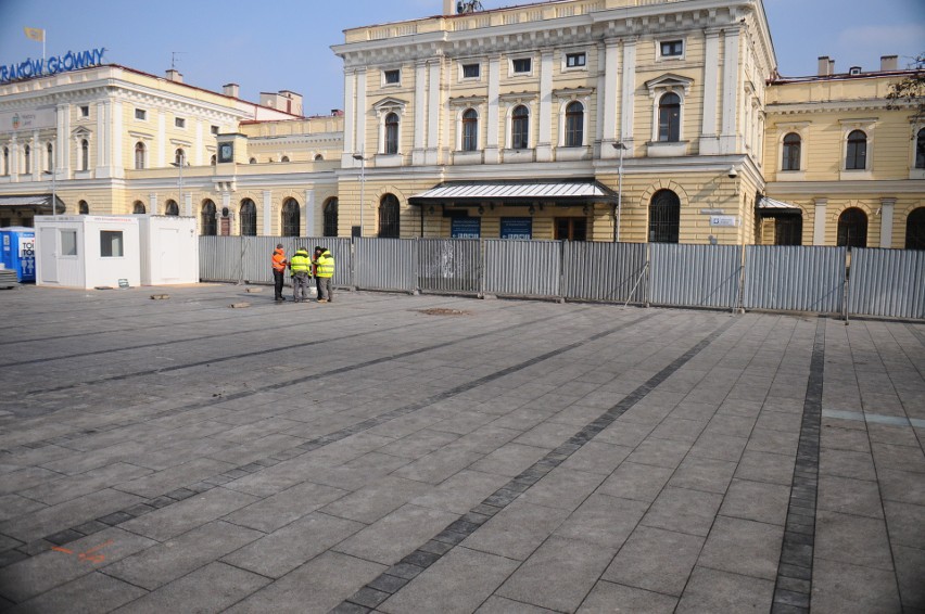 Kraków. Przed galerią budują pękający mur berliński