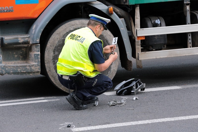 Motocyklista uderzył w tył ciężarówki na ul. Wrocławskiej.