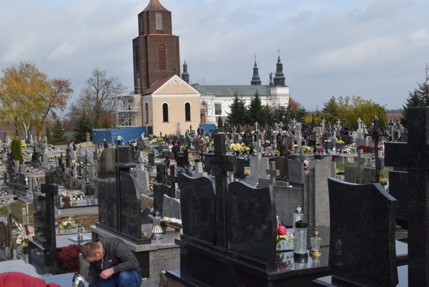 Cmentarz w Kadzidle tuż przed dniem Wszystkich Świętych. 29.10.2022. Zdjęcia