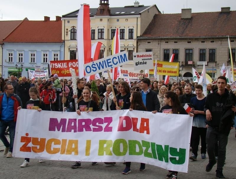 Oświęcim. Rzesze wiernych przeszły ulicami miasta w Marszu dla Życia i Rodziny