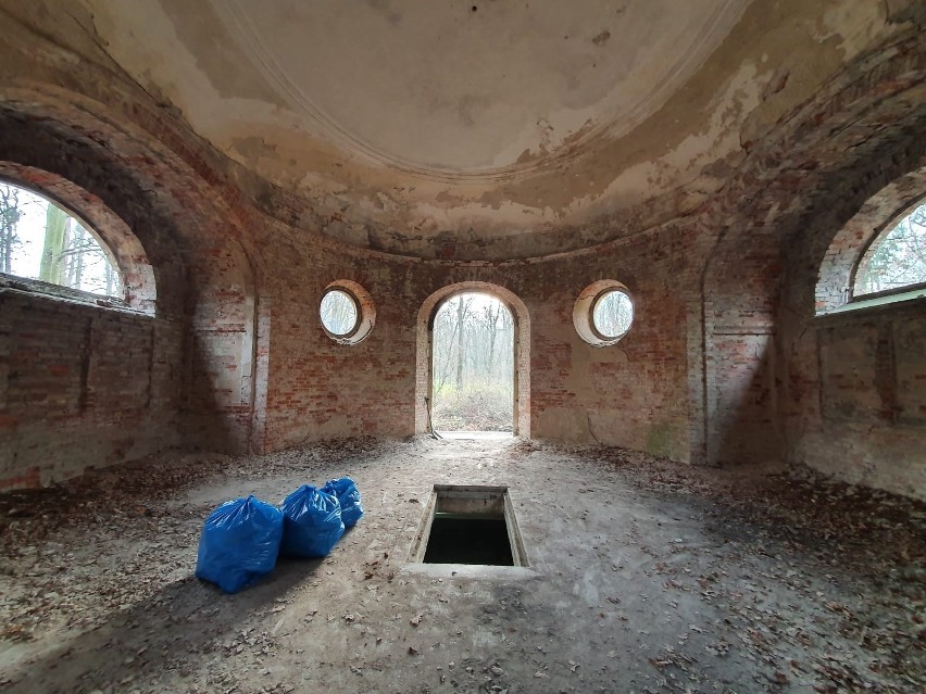 Pasjonaci wysprzątali drugie mauzoleum w Kopicach
