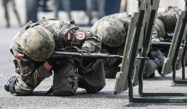 Uwaga, miłośnicy militariów. Agencja Mienia Wojskowego wyprzedaje swój sprzęt. Na ich stronie internetowej można kupić różne elementy umundurowania.Zobacz na kolejnych slajdach, jaki sprzęt wyprzedaje Agencja Mienia Wojskowego >>>>>