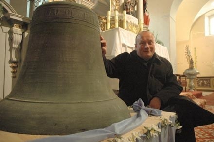 Leśniowski proboszcz Dariusz Glama nie kryje dumy z powrotu dzwonu. Dla niego to przede wszystkim świadectwo długiej historii parafii.