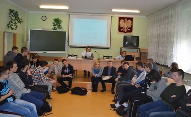 W Zespole Szkół Ponadgimnazjalnych numer 1 w Jędrzejowie odbyło się już spotkanie organizacyjne dotyczące wyjazdu do Niemiec. Do udziału w projekcie formularze zgłoszeniowe złożyło 90 uczniów. 70 z nich zostało zakwalifikowanych.