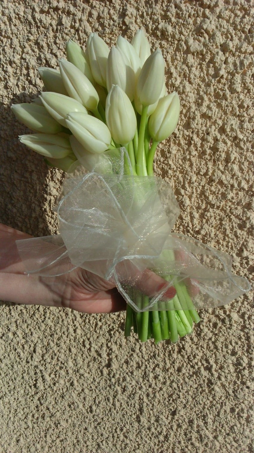 MISTRZOWIE HANDLU. Piękny bukiet ślubny dla panien młodych - propozycje z pomorskich kwiaciarni. Z tych bukietów dumne są florystki 