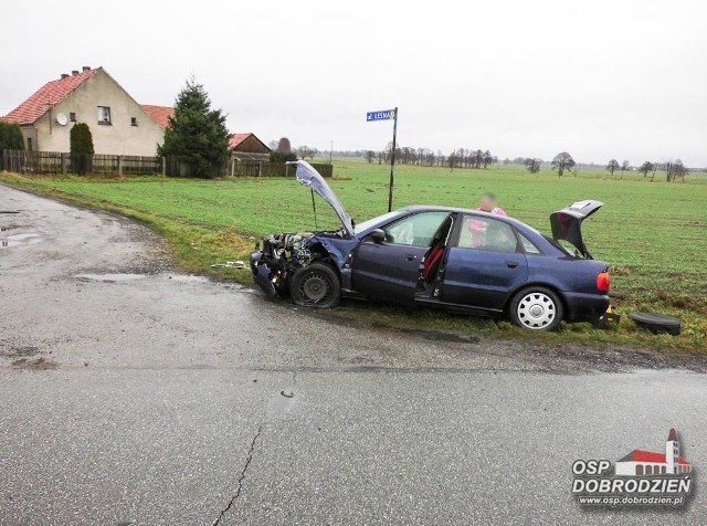 W poniedziałek o godz. 9.30 na drodze wojewódzkiej nr 901 na łuku drogi kierująca oplem corsą straciła panowanie nad kierownicą i uderzyła w nadjeżdżające z naprzeciwka audi A4, którym podróżowały dwie osoby. Jedna ranna osoba została przetransportowana do szpitala.