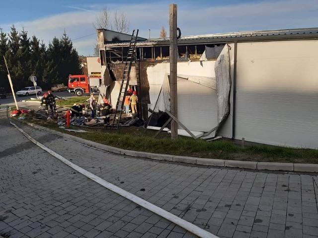 We wtorek zapalił się magazyn sklepu Pepco w Brzostku. Na miejsce wysłano 9 wozów strażackich oraz pogotowie gazowe i elektryczne. Akcja gaśnicza trwała prawie 4 godziny. Na szczęście w pożarze nikt nie ucierpiał.