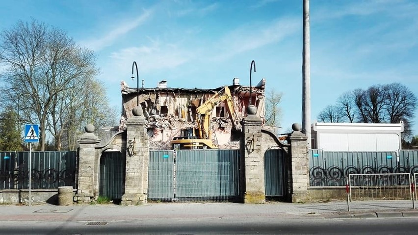 Trwają prace przy rozbiórce budynku po staszowskim kinie...