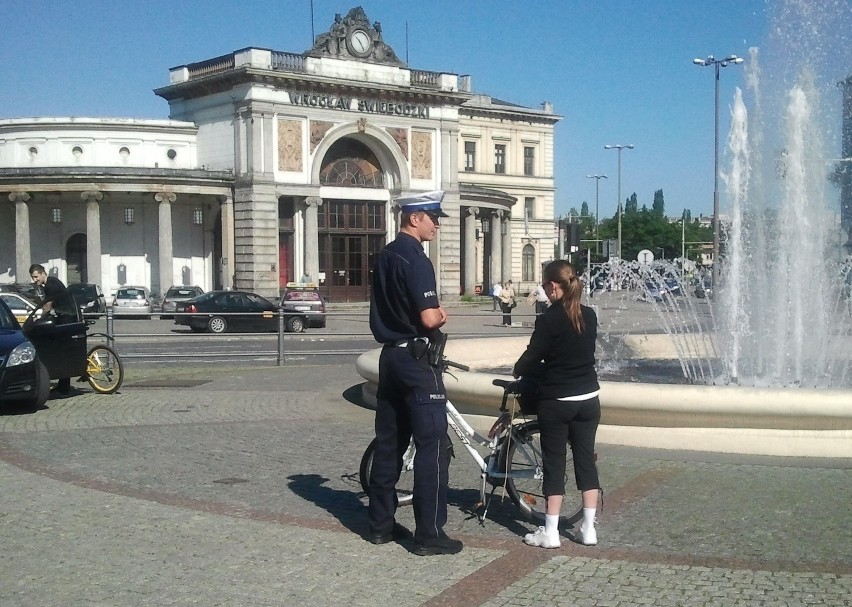 Wrocław, plac Orląt Lwowskich - akcja policji - niechronieni...