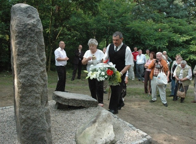 Sołtys Kuźnicy Głogowskiej Marek Ciążyński wspólnie z matką złożył kwiaty pod obeliskiem, który stanął w miejscu cmentarza.