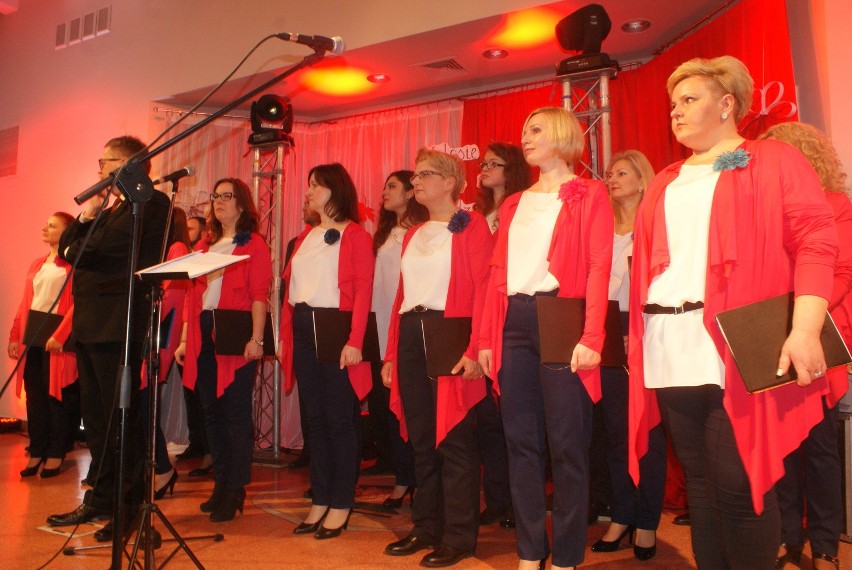 Chór Vox Singers i Jerzy Zelnik dali popis w Nowinach (WIDEO, zdjęcia)