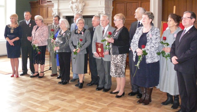 Pamiątkowe  zdjęcie jubilatów i władz miasta.