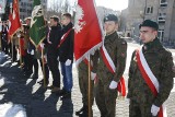 Kwiaty na imieniny marszałka Piłsudskiego. Uroczystość pod pomnikiem w Łodzi [ZDJĘCIA]