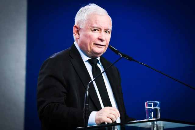 Kaczyński był także pytany, jak naprawić Unię Europejską, co również było jednym z tematów spotkania w Pabianicach. - Oczywiście nie jesteśmy w stanie zrobić tego sami - mówił polityk PiS i jako przykład wymienił wygrane w Szwecji i we Włoszech wybory przez konserwatywne siły, a także wybory do Parlamentu Europejskiego w 2024 roku, które również dają perspektywę, aby odsunąć od władzy obecny układ sił