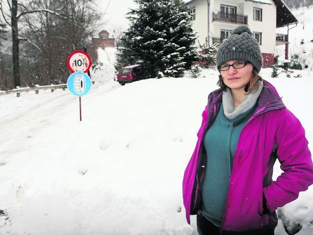 Monika Tokarczyk boi się wjeżdżać autem pod górę, gdy spadnie śnieg. Zostawia więc auto, idzie do domu i odśnieża swój fragment drogi. - Taki wysiłek mi nie służy, bo jestem w ciąży - żali się