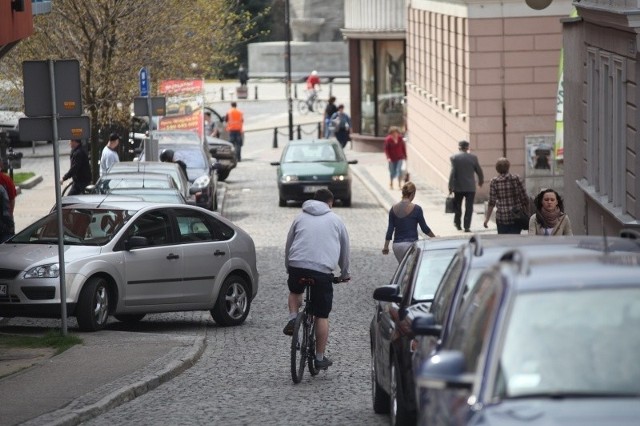 Kierowcy i rowerzyści na drodze mają takie same prawa, ale i obowiązek trzymania się przepisów.