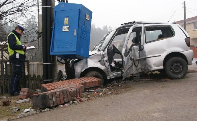 Wypadek w Kaliszu. Nie żyje kierowca. Uderzył w ogrodzenie, a potem w słup