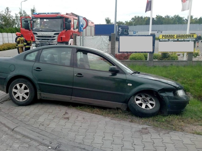 Wypadek na drodze krajowej nr 62 w Radziejowie. Zderzenie dwóch aut podczas wyprzedzania ciężarówki [zdjęcia]