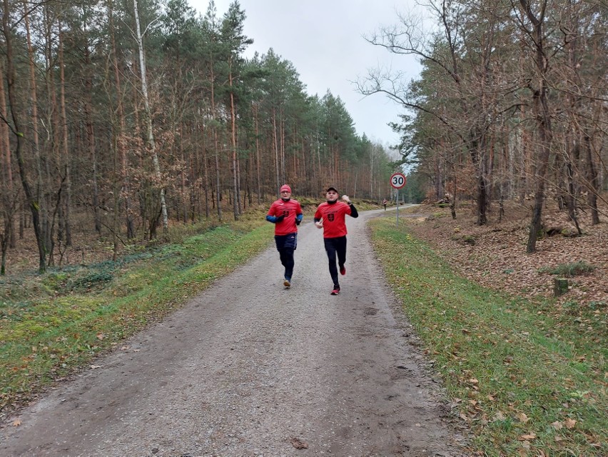 Zawodnicy z Zabieganego Skaryszew wystartowali w wirtualnym maratonie i wspólnie pracowali na sukces druzyny