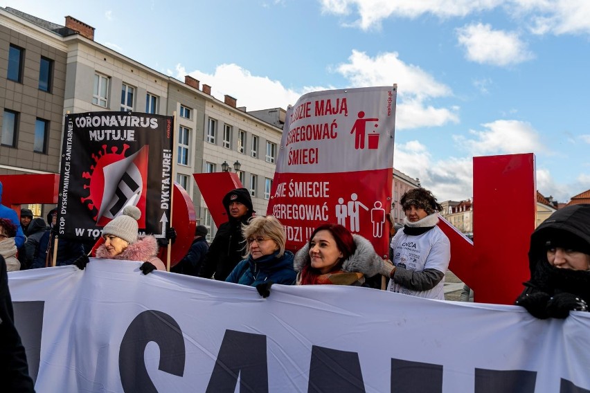 Białystok. Swastyki i groźby na sobotnim proteście antyszczepionkowców. Prezydent składa zawiadomienie na policję