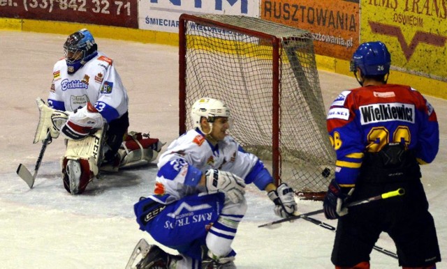 Nowotarżanie w pierwszych dwóch meczach małopolskiego ćwierćfinału hokejowego play-off niemiłosiernie "dziurawili" siatkę oświęcimskiej bramki.
