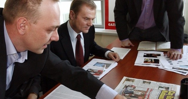 Za rządów PO-PSL z dziennika „Fakt” został zwolniony redaktor naczelny Grzegorz Jankowski, którego politycy PO uważali za „PiS-iora”. Na zdjęciu: Donald Tusk podczas kolegium w redakcji dziennika "Fakt" w listopadzie 2007 roku