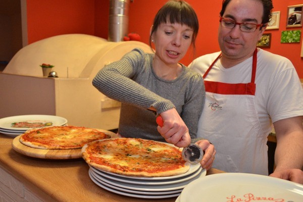 We Włoszech nie ma zwyczaju krojenia pizzy na kawałki przed...