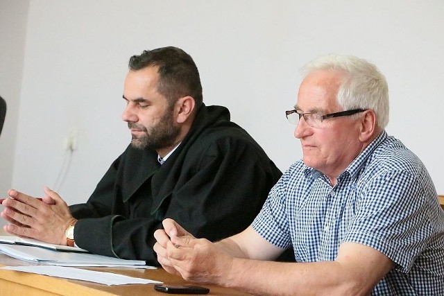 Były przewodniczący rady Stanisław Rucki (z prawej) zapewnia, że nie rozpowszechniał plotek na temat rzekomego zamachu na jego życie. 