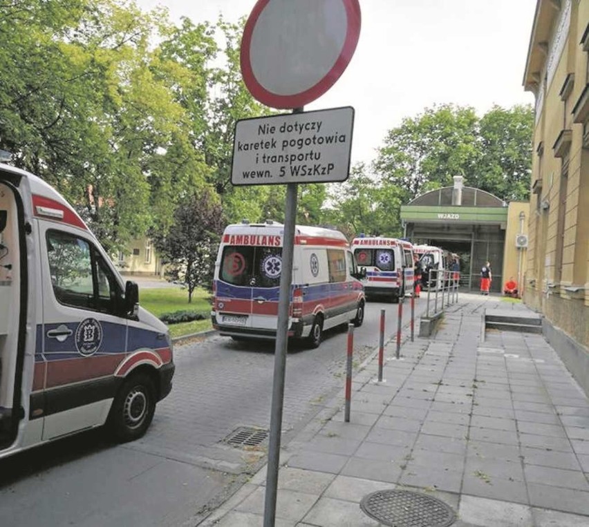 Ratownicy narzekają, że w korkach często stoją przy wjeździe...