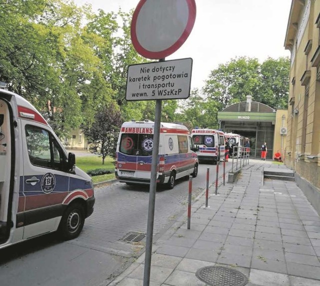 Ratownicy narzekają, że w korkach często stoją przy wjeździe do szpitala wojskowego i szpitala im. Żeromskiego