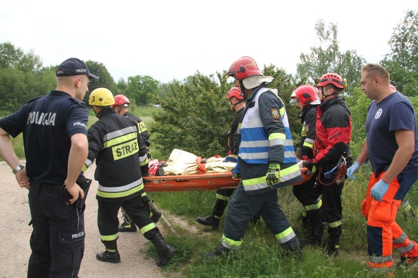 45-letni mężczyzna spadł z wysokości 7-10 metrów na dno...