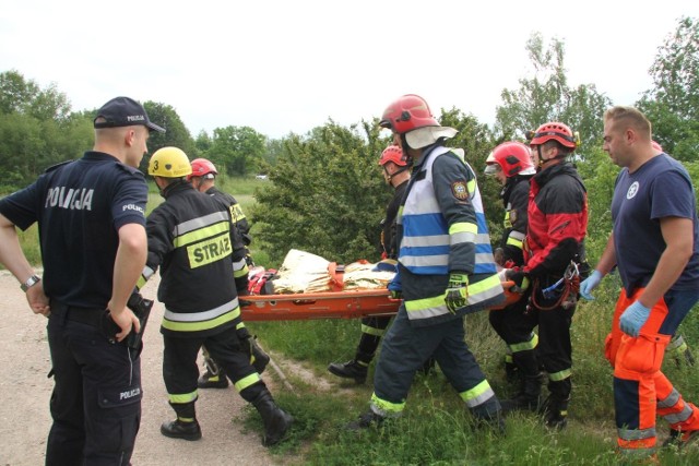 45-letni mężczyzna spadł z wysokości 7-10 metr&oacute;w na dno kamieniołomu Wietrznia w Kielcach.