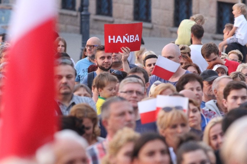 Wielka manifestacja w centrum Kielc „Wolne Sądy” z tysiącami uczestników  