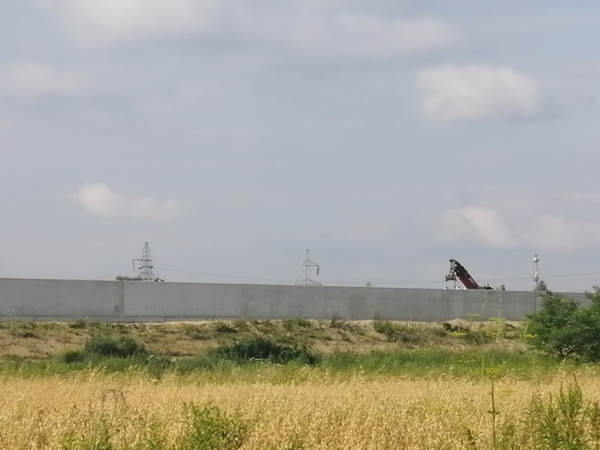 Betonowy mur i ogromne wrota powstają na wale opaskowym w prawobrzeżnej części Sandomierza! Zobacz tę wyjątkową budowlę [ZDJĘCIA]