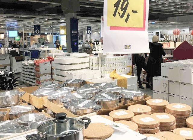 Wszystkie sklepy IKEA w Polsce są czynne, ale działają zgodnie z reżimem sanitarnym. Obowiązuje m.in. limit klientów.Zobacz najciekawsze okazje cenowe, jakie wypatrzyliśmy w IKEA Katowice.Zobacz kolejne zdjęcia. Przesuwaj zdjęcia w prawo - naciśnij strzałkę lub przycisk NASTĘPNE 