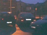 ul. Pułaskiego 85. Mercedes przeszkadzał dojść do bloku (zdjęcia)