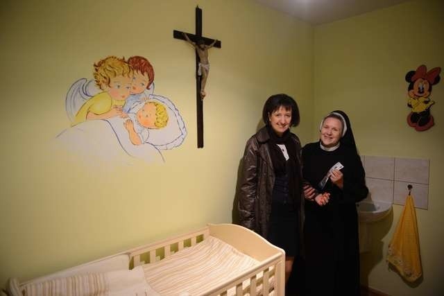 Siostra Mirosława, przełożona elżbietanek i Grażyna Godlewska, dyrektor Diecezjalnego Ośrodka Adopcyjno-Opiekuńczego, w „Oknie życia” przy Rabiańskiej w Toruniu