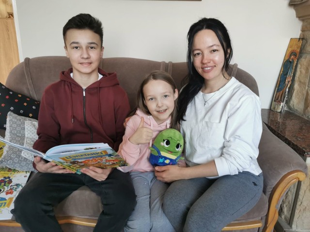 Na zdjęciu – Switłana z Łucka i jest dzieci Andriej i Katarzyna – są już bezpieczne w Przysusze.