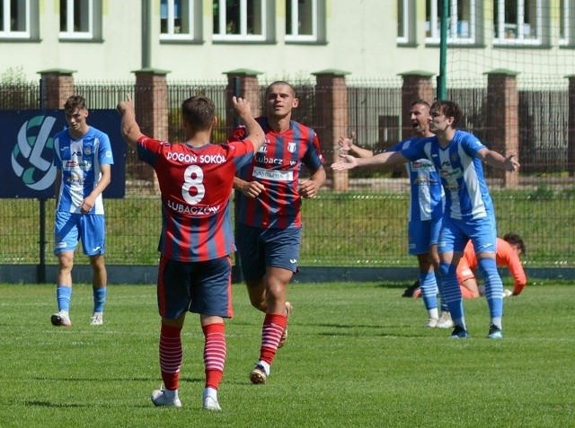 Pogoń-Sokół Lubaczów (czerwono-niebieskie stroje) w kolejnej rundzie Pucharu Polski zagra z JKS Jarosław.