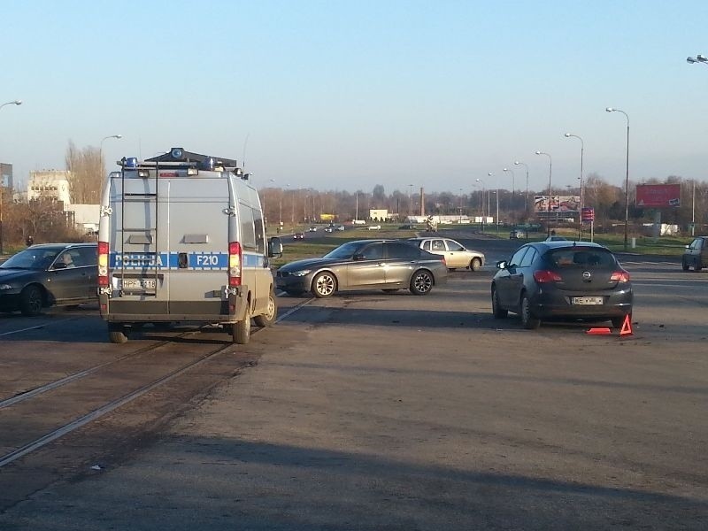 Wypadek na Dąbrowskiego. Opel zderzył się z daewoo [ZDJĘCIA]